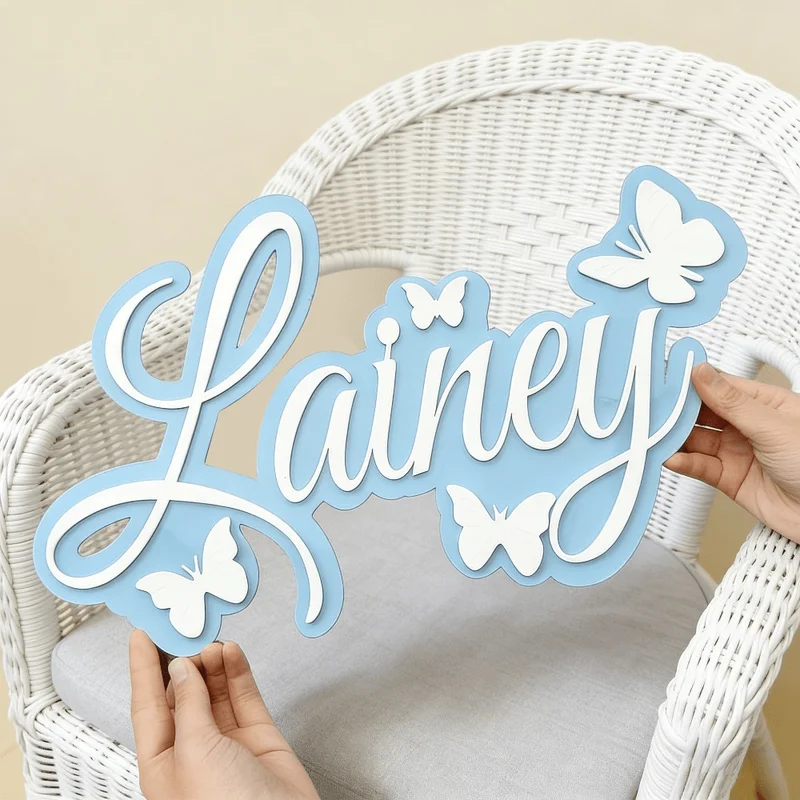 Baby Nursery Usa - ป้ายชื่อเด็กแบบส่วนตัว ดีไซน์สีฟ้าพร้อมผีเสื้อสีขาว ของตกแต่งผนังสไตล์มินิมอลสำหรับห้องเด็ก