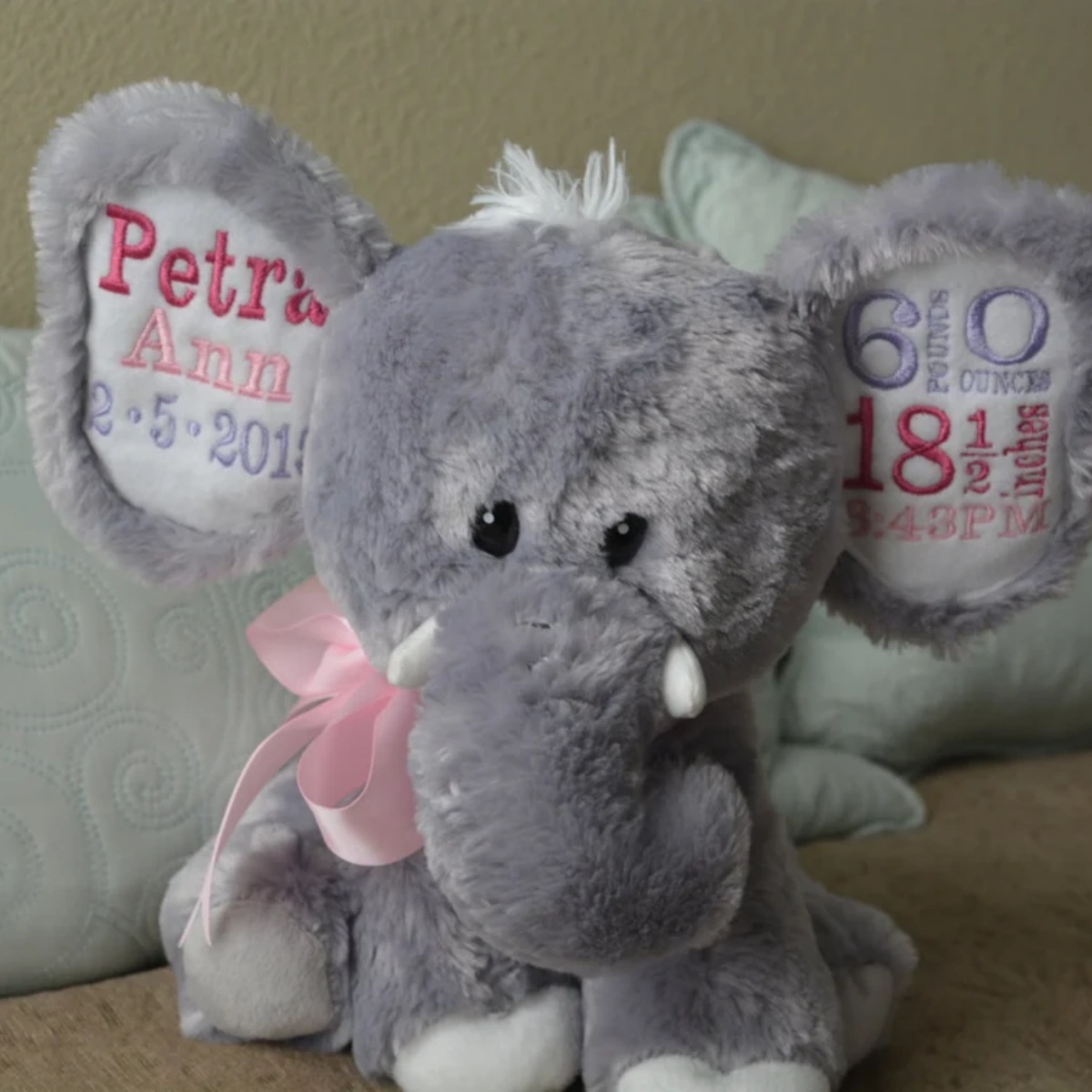 Baby Nursery Keepsake - ตุ๊กตาช้างแบบกำหนดเองพร้อมข้อมูลเกิด – ของขวัญสำหรับงานเลี้ยงฉลองทารกแรกเกิด ของที่ระลึกสำหรับห้องเด็ก (สีเทา)
